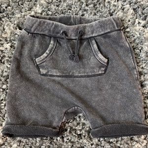 H&M BLACK DISTRESSED SHORTS